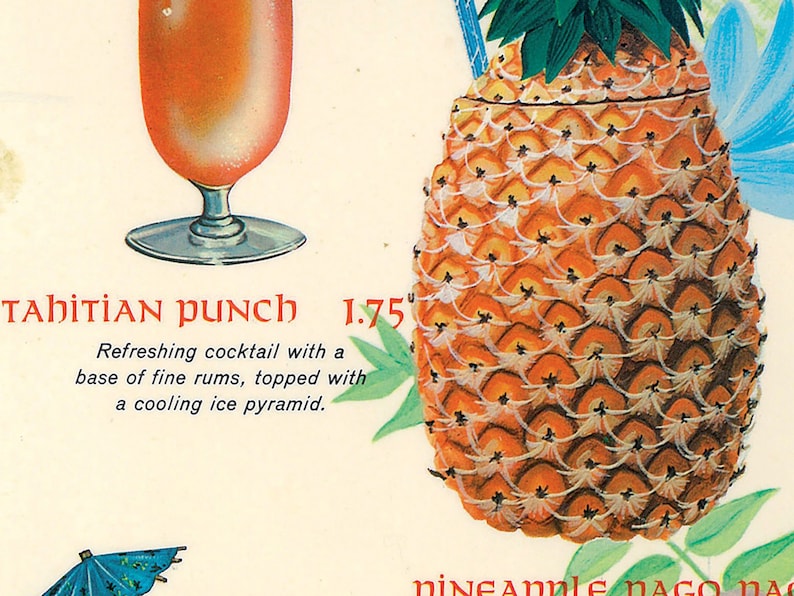 K&ouml;nnte beinhalten: Eine Vintage-Illustration eines Tahitian Punch Cocktails, ein erfrischendes Getr&auml;nk aus feinen Rumsorten, gekr&ouml;nt mit einer k&uuml;hlen Eispyramide. Das Getr&auml;nk wird in einem hohen Glas mit Stiel serviert. Die Illustration zeigt auch eine Ananas, eine beliebte Frucht, die in tropischen Cocktails verwendet wird.