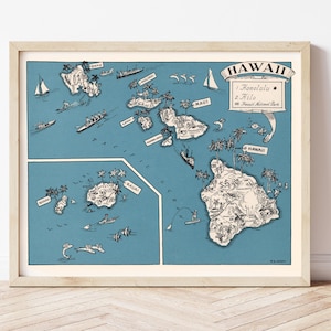 Puede incluir: Un mapa enmarcado de Hawái de estilo vintage en azul y blanco. El mapa presenta ilustraciones de islas, barcos y vida marina. La palabra "Hawái" se muestra en la parte superior, con "Honolulu" e "Hilo" debajo. El mapa está en un marco de madera clara.