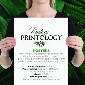 K&ouml;nnte beinhalten: Ein wei&szlig;es Poster mit dem Text "Vintage PRINTOLOGY" in schwarzer und gr&uuml;ner Schrift. Das Poster wirbt f&uuml;r Museum-Qualit&auml;t Poster, die auf dickem, strapazierf&auml;higem mattem Papier gedruckt werden. Das Poster listet die Papierdicke, das Gewicht, die Opazit&auml;t und die ISO-Helligkeit auf. Das Poster gibt auch an, dass das leere Produkt aus Japan stammt.