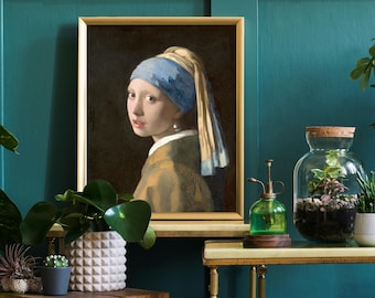 Puede incluir: Una pintura enmarcada de una mujer con un pañuelo azul y amarillo y un pendiente de perla. La pintura está colocada contra una pared turquesa con plantas y un terrario en primer plano.