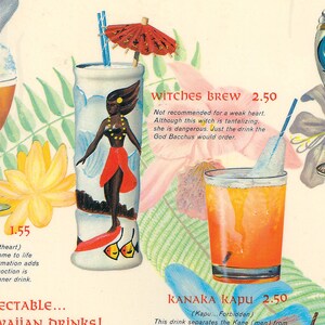 K&ouml;nnte beinhalten: Eine Vintage-Speisekarte mit drei tropischen Cocktails. Der erste Cocktail hei&szlig;t "Den Ipo" und ist hellbraun. Der zweite Cocktail hei&szlig;t "Witches Brew" und wird in einem Tiki-Becher mit einer Frau auf einem Surfbrett serviert. Der dritte Cocktail hei&szlig;t "Kanaka Kapu" und wird in einem Glas mit einem Strohhalm serviert. Die Speisekarte enth&auml;lt auch Beschreibungen der einzelnen Cocktails.