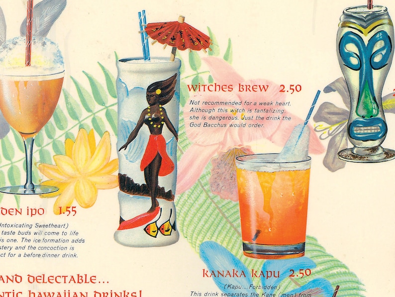 K&ouml;nnte beinhalten: Eine Vintage-Speisekarte mit drei tropischen Cocktails. Der erste Cocktail hei&szlig;t "Den Ipo" und ist hellbraun. Der zweite Cocktail hei&szlig;t "Witches Brew" und wird in einem Tiki-Becher mit einer Frau auf einem Surfbrett serviert. Der dritte Cocktail hei&szlig;t "Kanaka Kapu" und wird in einem Glas mit einem Strohhalm serviert. Die Speisekarte enth&auml;lt auch Beschreibungen der einzelnen Cocktails.