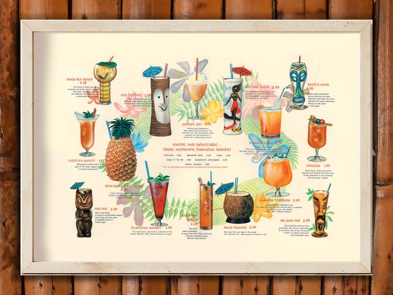 K&ouml;nnte beinhalten: Eine Vintage-Speisekarte mit einer Auswahl an tropischen Getr&auml;nken mit Illustrationen von Tiki-Bechern und Cocktails. Die Speisekarte enth&auml;lt Getr&auml;nke wie "Tahitian Punch", "Pineapple Daiquiri", "Hawaiian Sunset", "Samon Typhoon" und "Dr. Sam Yee".