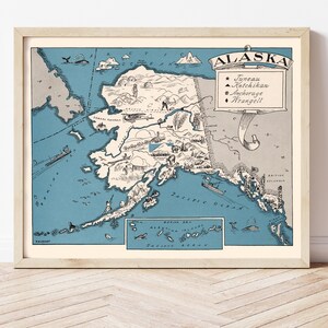 Puede incluir: Un mapa vintage de Alaska con fondo azul y líneas blancas. El mapa muestra las principales ciudades del estado, incluyendo Juneau, Ketchikan, Anchorage y Wrangell. El mapa también incluye una clave con símbolos para cada ciudad.