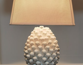 Lampe modèle pomme de pin blanc, en céramique de Caltagirone authentique et fine, entièrement réalisée à la main. Sicilien fait main