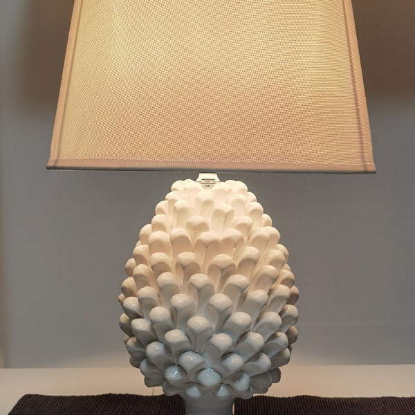Lampe modèle pomme de pin blanc, en céramique de Caltagirone authentique et fine, entièrement réalisée à la main. Sicilien fait main
