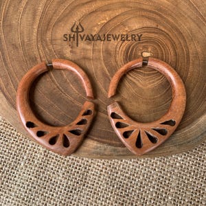 Tribal nep-oorbellen, houten oorbellen, handgesneden oorbellen, handgemaakte sieraden, houten accessoires.