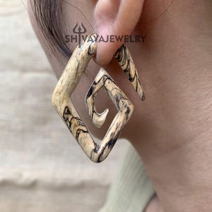 Tribal nep-oorbellen, houten oorbellen, handgesneden oorbellen, handgemaakte sieraden, houten accessoires.