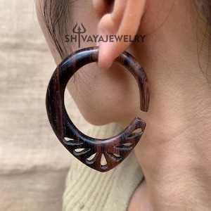 Tribal nep-oorbellen, houten oorbellen, handgesneden oorbellen, handgemaakte sieraden, houten accessoires.