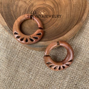 Tribal nep-oorbellen, houten oorbellen, handgesneden oorbellen, handgemaakte sieraden, houten accessoires.