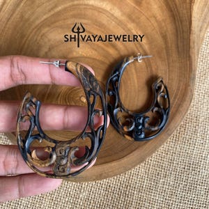 Tribal nep-oorbellen, houten oorbellen, handgesneden oorbellen, handgemaakte sieraden, houten accessoires.