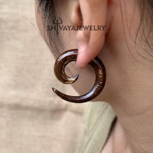Spiral Fake Gauge örhängen, Kokosnötsskalörhängen, Handsnidade örhängen, Handgjorda smycken, Trätillbehör, Kokosnötsskalspiral