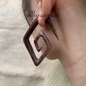 Tribal nep-oorbellen, houten oorbellen, handgesneden oorbellen, handgemaakte sieraden, houten accessoires.