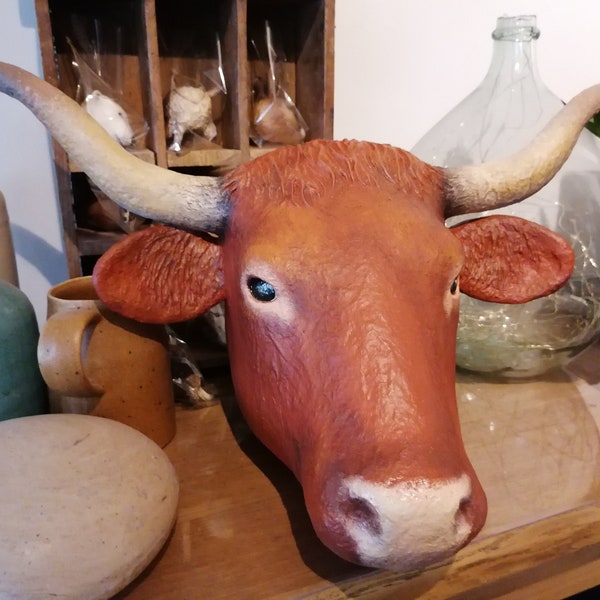 Tête de vache Salers, Trophée à accrocher en papier mâché.