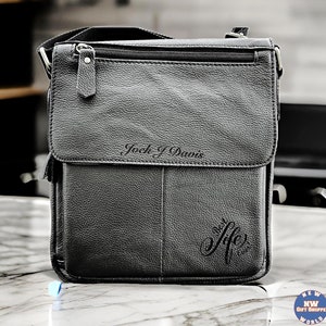 Le sac organisateur personnalisé en cuir véritable JW peut contenir un porte-tracts, des magazines, une tablette, un téléphone et un étui pour cartes de visite. Espagnol disponible.