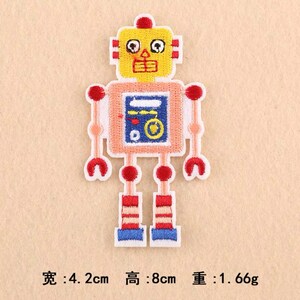 Op de afbeelding: Een geborduurde robotpatch in geel, roze en blauw met een witte omtrek. De robot heeft een rond hoofd met een geel gezicht, twee ogen en een rode mond. Het lichaam van de robot is roze met een blauw raam en een gele cirkel in het midden. De armen en benen van de robot zijn wit met rode cirkels bij de gewrichten. De patch is 4,2 cm breed en 8 cm hoog.