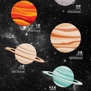 以下が含まれることがあります： 太陽系惑星をモチーフにした、9種類の刺繍アイロン接着パッチのセットです。地球、火星、木星、土星、天王星、月など、様々な色とサイズのパッチがあります。服、バッグ、その他の布製品に宇宙のテーマを加えるのに最適です。