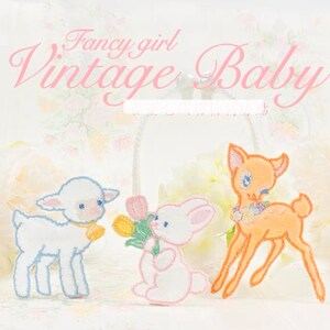Puede incluir: Tres parches bordados para planchar que representan un cordero blanco, un conejito blanco que sostiene tulipanes amarillos y un ciervo naranja claro con un collar floral. Los parches están sobre un fondo blanco con el texto "Fancy girl Vintage Baby" encima.