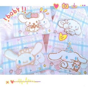 Könnte beinhalten: Vier gestickte Bügelbilder mit einem Cartoon-Hund mit verschiedenen Accessoires. Die Patches sind auf rosa und blauem Hintergrund mit weißen Karomustern. Der Text auf den Patches lautet "The lovely you" und "Lovely you".