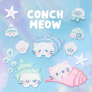Könnte beinhalten: Ein Set bunter Bügelbilder mit niedlichen Comic-Katzen in Muscheln, einem Seestern, einer Qualle und Blasen. Die Patches sind perfekt, um Kleidung, Taschen oder anderen Accessoires eine skurrile Note zu verleihen. Der Text "CONCH MEOW" wird oben im Bild angezeigt.