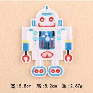 Puede incluir: Parche bordado de robot blanco con detalles azules, rojos y amarillos. El robot tiene una cara sonriente y mide 5,8 cm de ancho, 8,2 cm de alto y pesa 2,67 gramos.