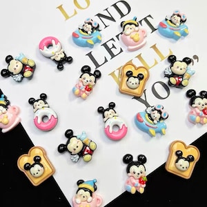 Puede incluir: Surtido de dijes de personajes de dibujos animados coloridos con Mickey Mouse en varias poses y escenarios. Los dijes incluyen a Mickey Mouse en un avión, una taza, una dona, una rebanada de pan y más.