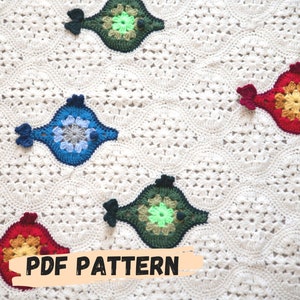 Puede incluir: Una manta de crochet blanca con dise&ntilde;os geom&eacute;tricos coloridos. La manta presenta un patr&oacute;n repetitivo de motivos en forma de diamante en varios colores, incluyendo rojo, verde, azul y amarillo. El texto "PDF PATTERN" es visible en el centro inferior de la imagen.