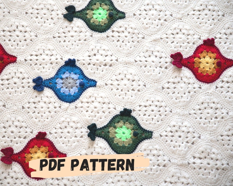 Puede incluir: Una manta de crochet blanca con dise&ntilde;os geom&eacute;tricos coloridos. La manta presenta un patr&oacute;n repetitivo de motivos en forma de diamante en varios colores, incluyendo rojo, verde, azul y amarillo. El texto "PDF PATTERN" es visible en el centro inferior de la imagen.