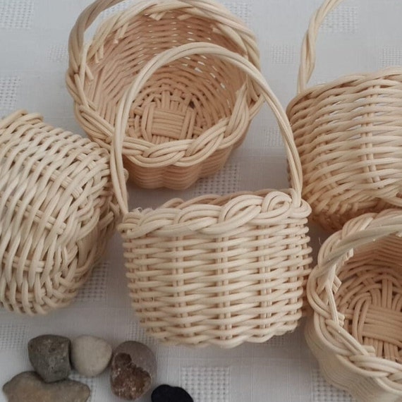 Angoily 10Pcs Mini Woven Baskets with Handles Miniature Rattan Basket Tiny  Wicker Flower Basket for Wedding Party Favors Candy Gift Dollhouse Decor