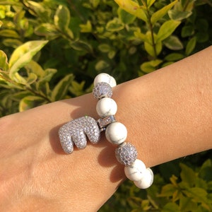 Pulsera de letra de piedra Howlite, pulsera de dijes de letras personalizadas, pulsera personalizada de cuentas blancas, regalos de pulsera de piedra preciosa de Howlite para su chirst