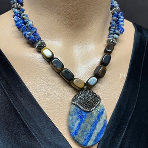 Collar grueso de ojo de tigre y lapislázuli, colgante extragrande de lapislázuli, collar moderno de piedras preciosas hecho a mano, regalo para ella.