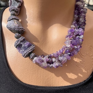 Collar grande y llamativo de amatista, collar morado de varias hebras con piedra de amatista, collar elegante y llamativo, collar hecho a mano con piedra curativa brillante.