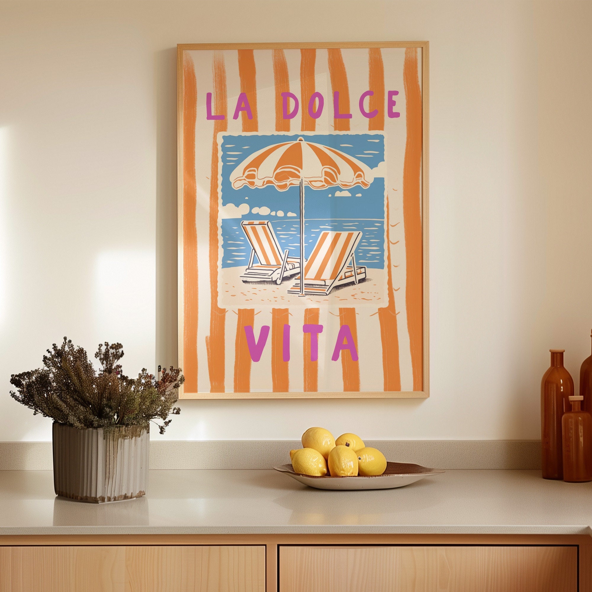 La Dolce Vita Strandschirm Kunstdruck, Retro Italienisches Küstenposter, Summer Vibes Wandkunst, Strandstühle Druck, La Dolce Vita Zitat Kunst