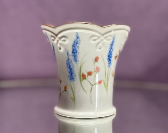 Jarrón Lenox: Porcelana fina con diseño floral y oro de 24 quilates.