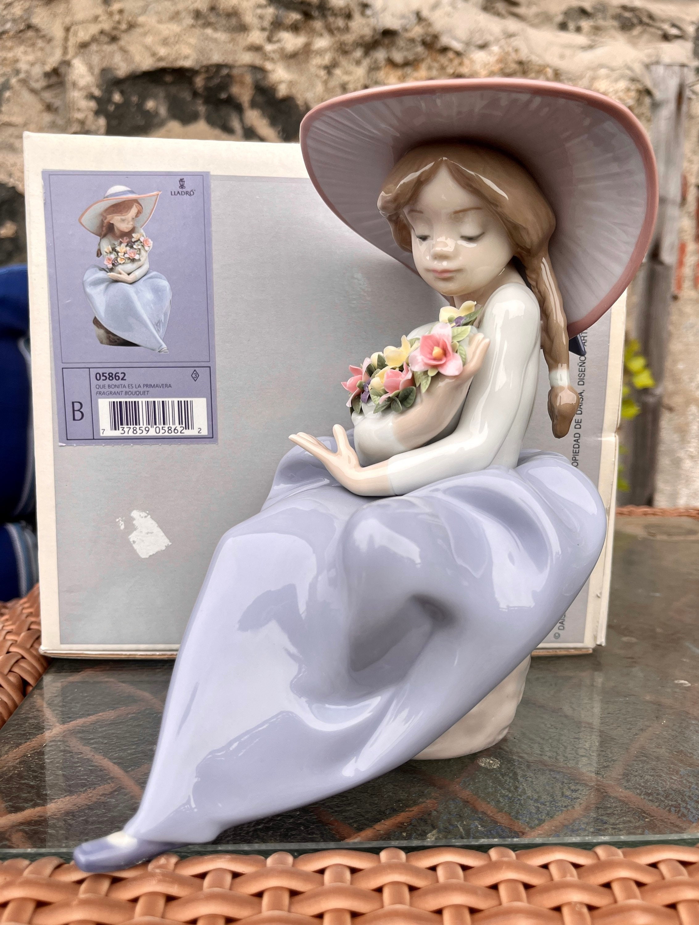 Offizielle Lladró Porzellanfigur Mädchen, duftenden Blumenstrauß 