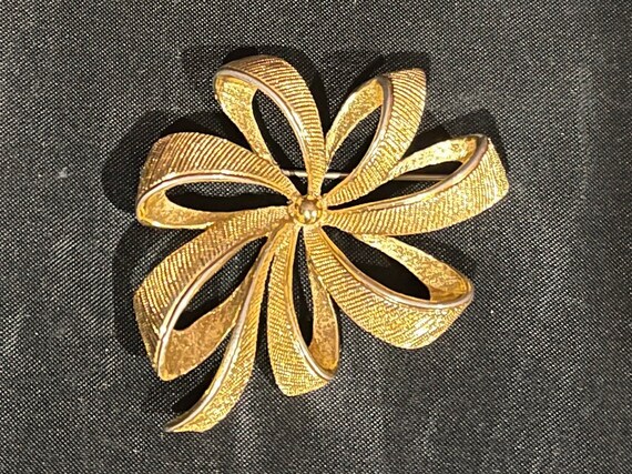 Vintage Signed Monet Brooches, Gold Tone Bow Mult… - image 7