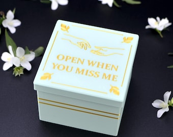 Geschenkdoos openen als je me mist: romantische herinnering