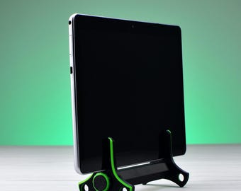 Verticale laptop- en tabletstandaard met stylushouder – organizer voor gamertafel, cyberpunkstijl