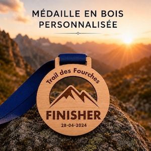 Peut inclure: Une médaille circulaire en bois avec un ruban bleu foncé. La médaille présente un motif de montagne découpé, le texte "Trail des Fourches", "FINISHER" et la date "28-04-2024". Au-dessus, le texte indique "MÉDAILLE EN BOIS PERSONNALISÉE".