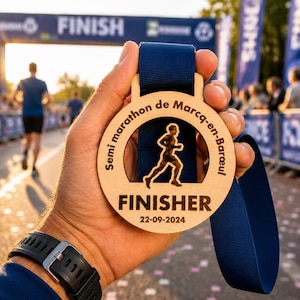 Może przedstawiać: Okrągły drewniany medal dla uczestników biegu Semi marathon de Marcq-en-Barœul z ciemnoniebieską wstążką. Medal zawiera wycięty sylwetkę biegacza, napis "Semi marathon de Marcq-en-Barœul", "FINISHER" oraz datę "22-09-2024".