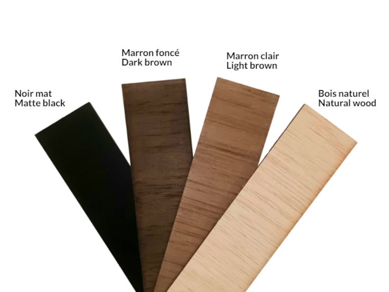 Puede incluir: Cuatro tiras rectangulares de madera dispuestas en abanico, que muestran diferentes acabados: negro mate, marr&oacute;n oscuro, marr&oacute;n claro y madera natural. Cada tira est&aacute; etiquetada con el nombre de su color en franc&eacute;s e ingl&eacute;s.