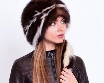 Cappello in stile Davy Crockett in vera pelliccia di puzzola grigia con coda staccabile