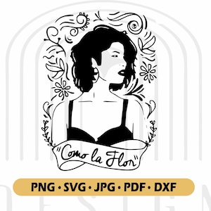 Op de afbeelding: Zwart-witte illustratie van een vrouw met kort haar, die een zwarte bh draagt en een banner met de tekst "Como la Flor". De illustratie is omringd door bloemmotieven.