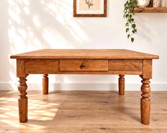 Table basse ancienne en orme massif – Pieds tournés – Meuble restauré – Pièce unique