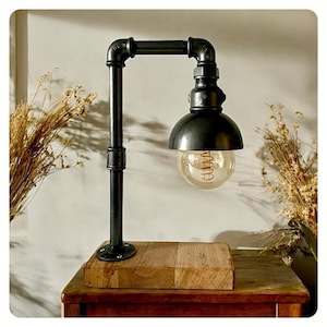 Tischlampe aus Gusseisen und Massivholz im Vintage-Industriestil
