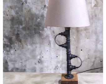 Lampe à poser de style industriel, avec cordon textile apparent et personnalisable.