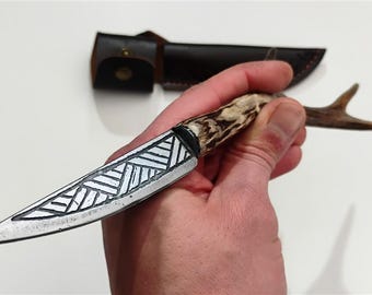 Handgefertigtes Slawisches Messer – Geätzte Symbole – Griff aus echtem Hirschgeweih – Handgefertigte Scheide aus Eco-Leder – Slawische Handwerkerklinge
