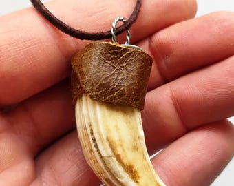 Collana fatta a mano, ciondolo in vero corno di cervo, collana in vero corno di cervo, ciondolo slavo, arte slava, cinghiale