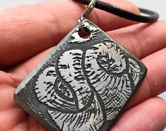 Amuleto slavo inciso a mano – Ciondolo unico in acciaio elettroinciso
