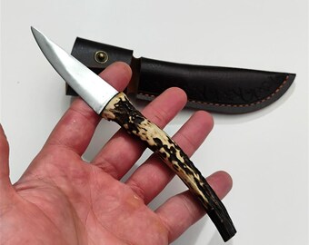 Handgefertigtes Jagdmesser – Griff aus echtem Rehgeweih – Klinge aus Klinge aus Klingenstahl (NCV1) – handvernähte Klinge inklusive – Einzigartiges, handwerkliches Geschenk